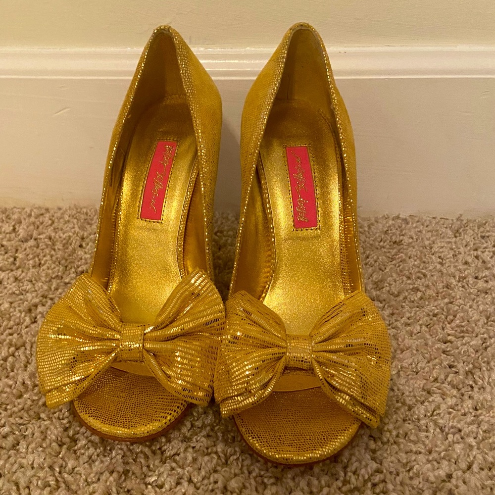 Betsey Johnson- SHINY gold metallic cork platform